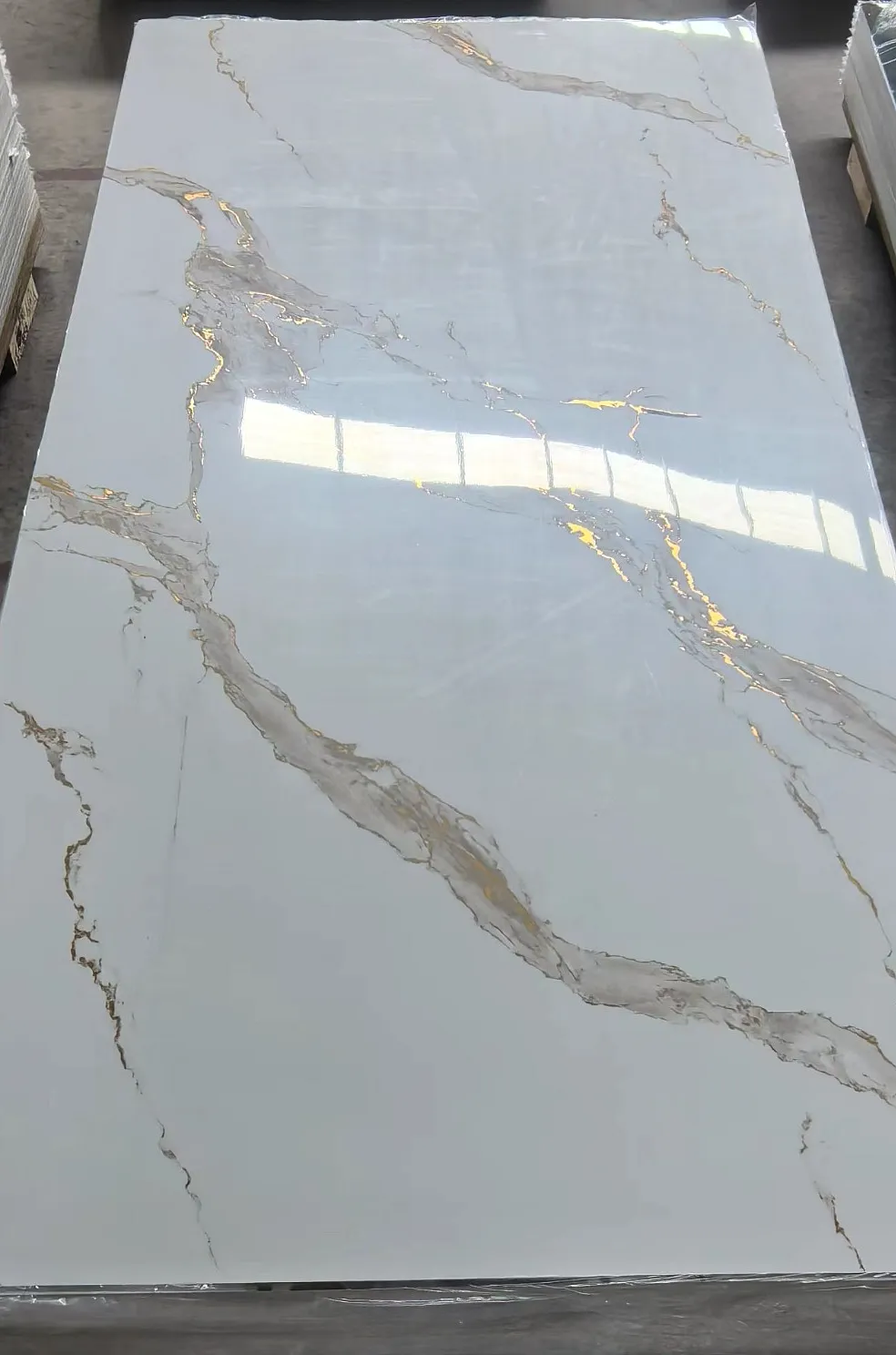 Marmer Putih Gold Vein
